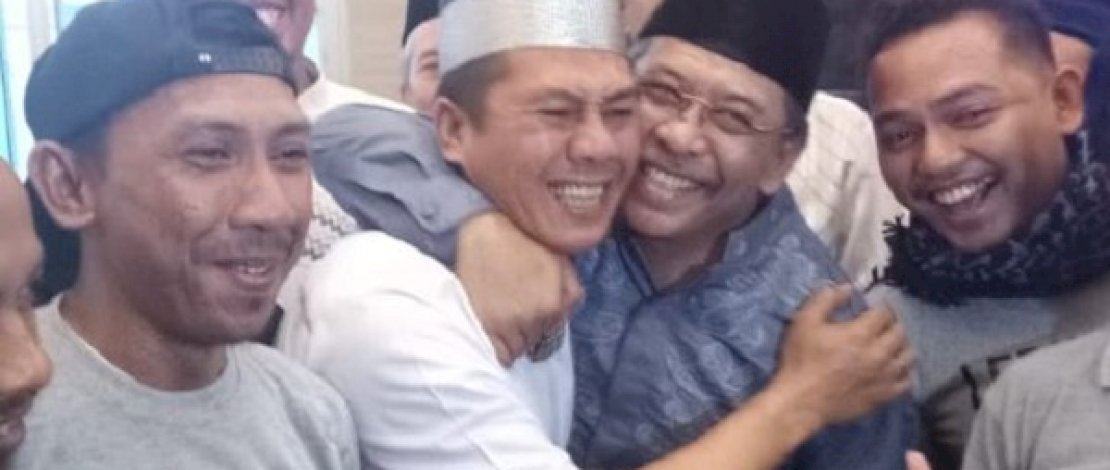 Ilham Arief Sirajuddin memeluk Deng Ical.