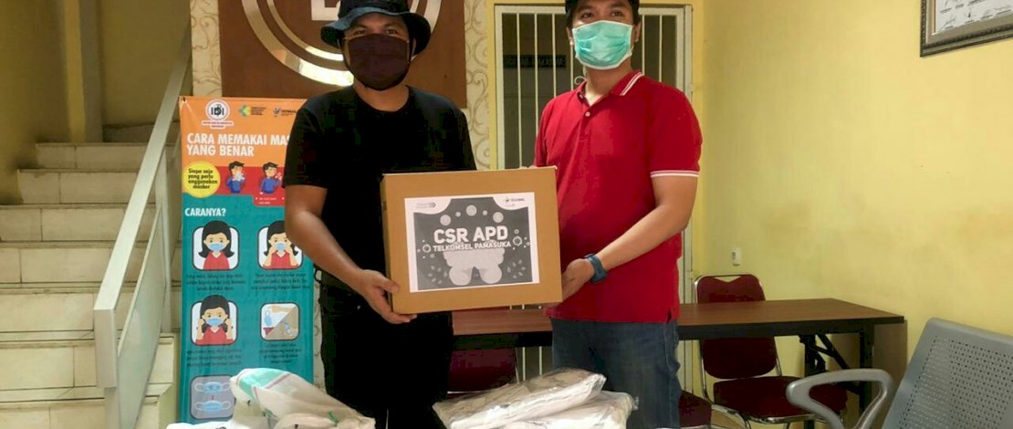 Telkomsel menyerahkan bantuan APD ke IDI Kota Makassar.