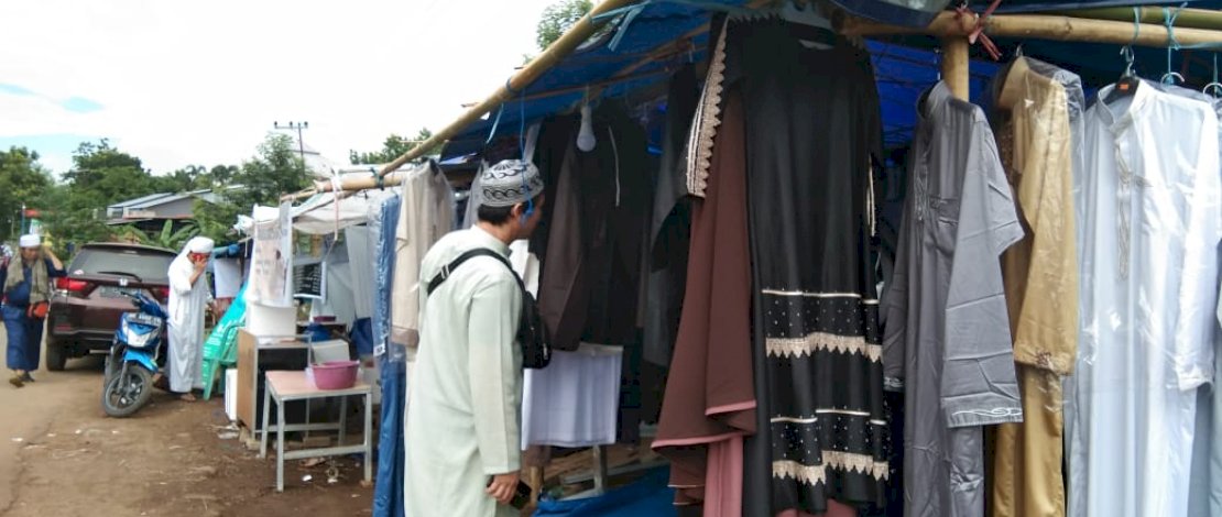 Beberapa peserta Ijtima' Dunia tampak melihat-lihat baju koko.