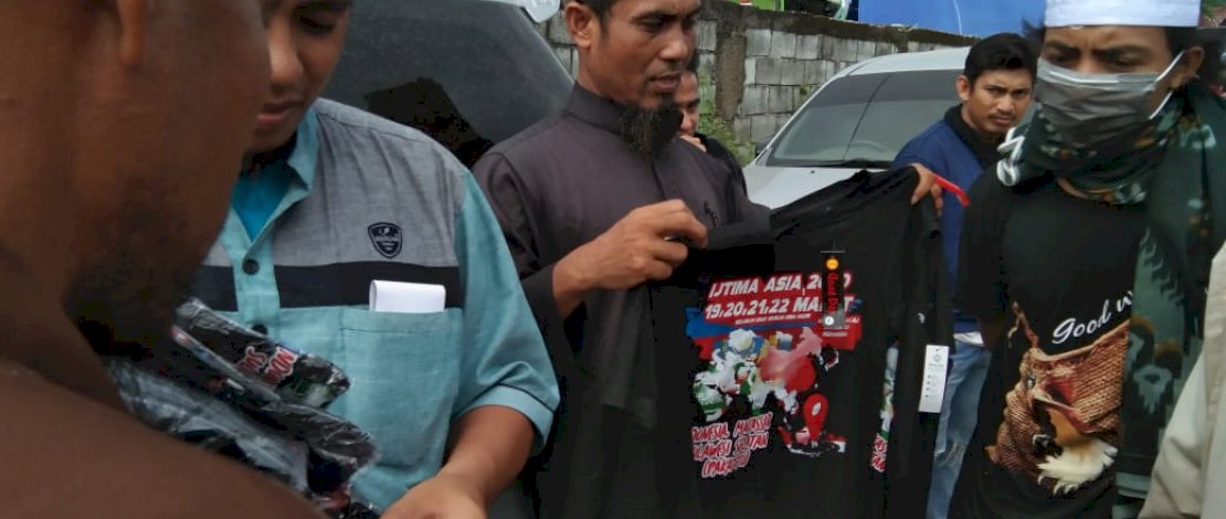 Beberapa peserta Ijtima' Dunia tampak melihat-lihat baju koko.