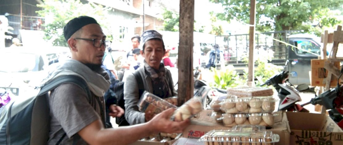 Beberapa peserta Ijtima' Dunia tampak melihat-lihat baju koko.