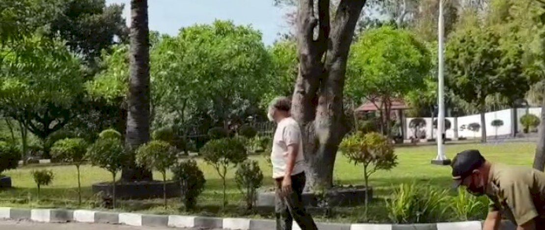 Bupati Jenepoy, Iksan Iskandar aktif jogging saat isolasi mandiri.