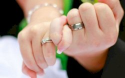 Perempuan yang Belum Menikah di Usia 25 Tahun Diguyur Kayu Manis 