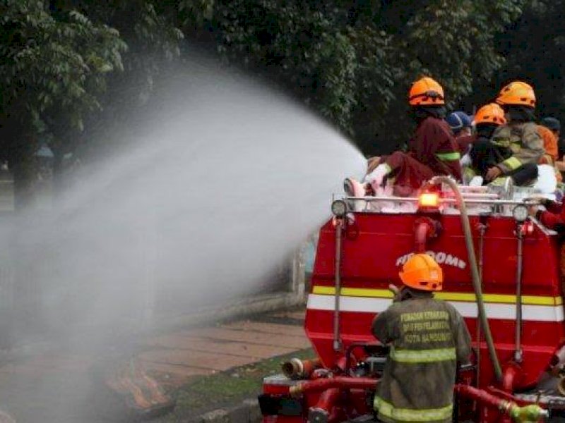 Semprotan Air Jadi 'Hadiah' Toko Non Sembako di Makassar yang Buka Saat PSBB
