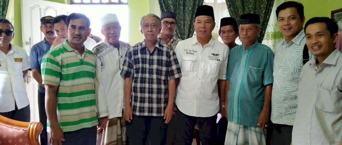 Andi Muchtar Ali Yusuf (tengah), bersama warga Bulukumba. 