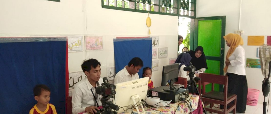 Perekaman dokumen kependudukan oleh Disdukcapil Parepare. 