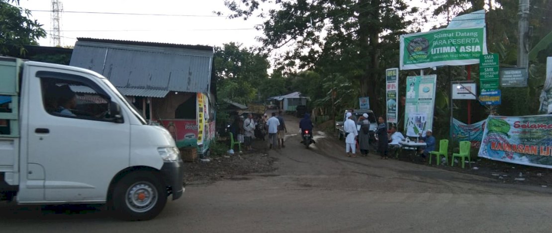 Para panitia Ijtima' Asia memeriksa setiap orang yang hendak masuk ke Ponpes Darul Ulum, Gowa. Para panitia Ijtima' Asia memeriksa setiap orang yang hendak masuk ke Ponpes Darul Ulum, Gowa.