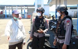 Brimob Yon C Pelopor Sosialisasi Maklumat Kapolri di Pasar Ikan Bajoe