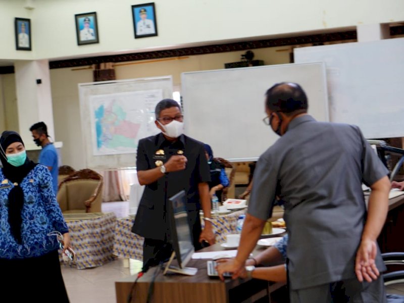Taufan Pawe Pantau Aktivitas Posko Induk Tim Gugus Covid-19 Parepare