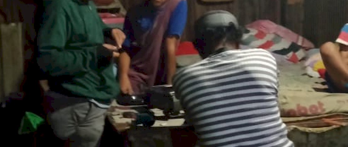 Dg Sampara memasang kompor gas bantuan dari Kombes. 