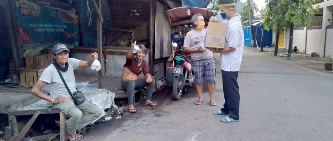 Sahabat Kombes Bagi-bagi Takjil ke Warga