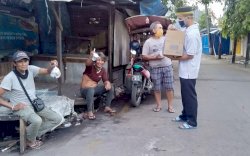 Sahabat Kombes Bagi-bagi Takjil ke Warga