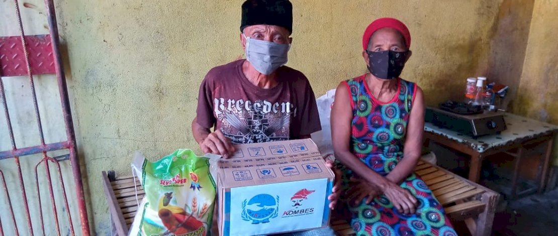 Dg Mile dan istrinya, diapit pengurus Kombes.