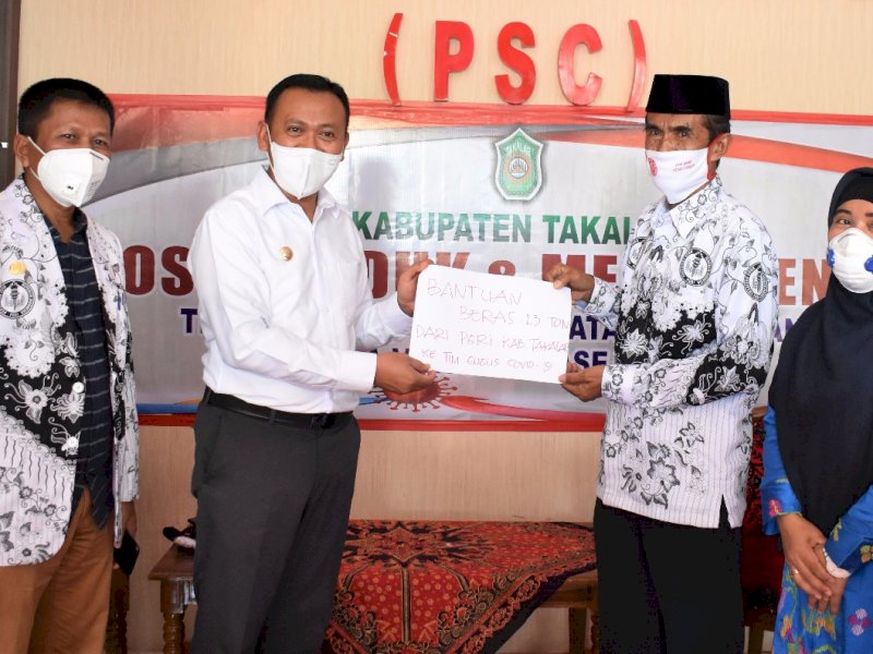PGRI Serahkan Bantuan Beras 1,3 Ton untuk Penanganan Covid-19 di Takalar