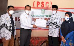 PGRI Serahkan Bantuan Beras 1,3 Ton untuk Penanganan Covid-19 di Takalar