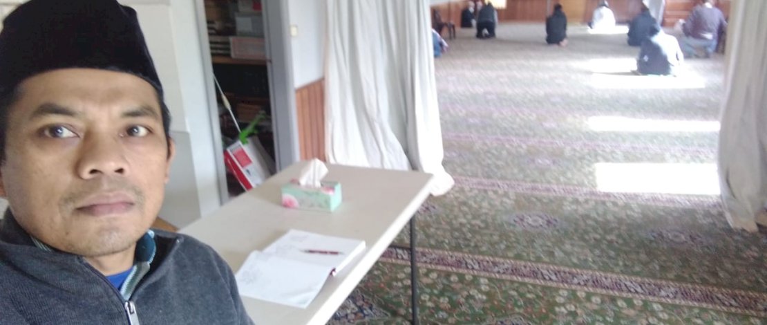 Haidir Fitra Siagian di depan Masjid Omar Wollongong, Australia.