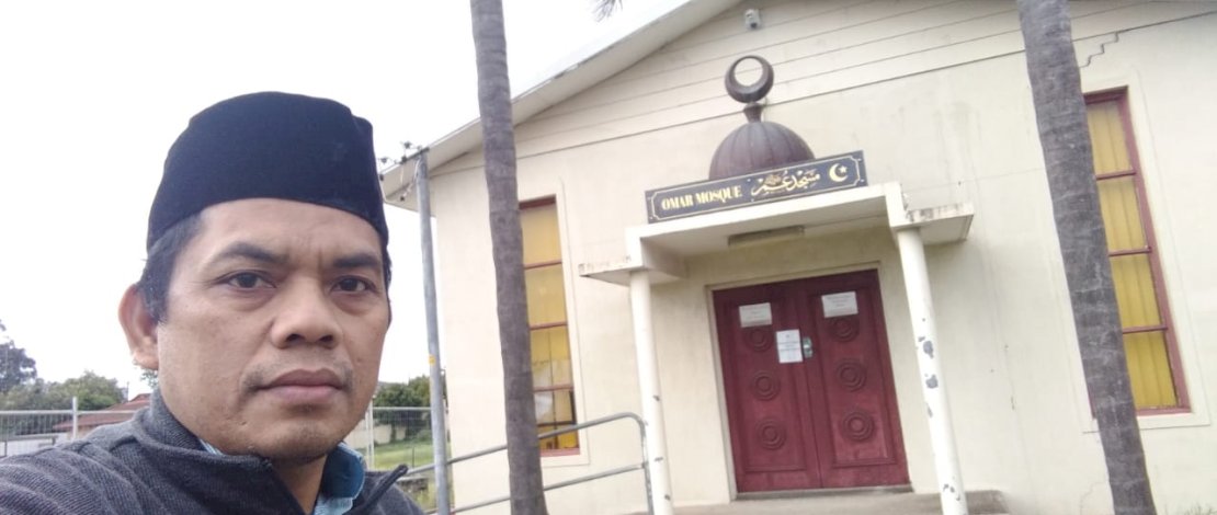 Haidir Fitra Siagian di depan Masjid Omar Wollongong, Australia.