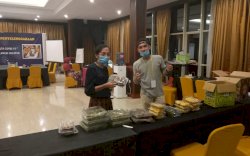 Malam-malam, Tenaga Medis Rekreasi Duta Covid-19 di Swiss-Belhotel Dapat Makanan Lebaran dari Wagub Sulsel