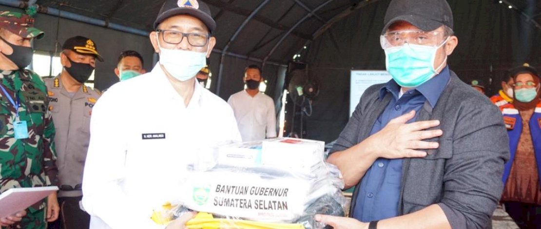 Gubernur Sumsel H Herman Deru (kanan), memberikan bantuan kepada tim gugus tugas Covid-19 Kabupaten Pali, yang diterima Bupati Pali, Heri Amalindo.