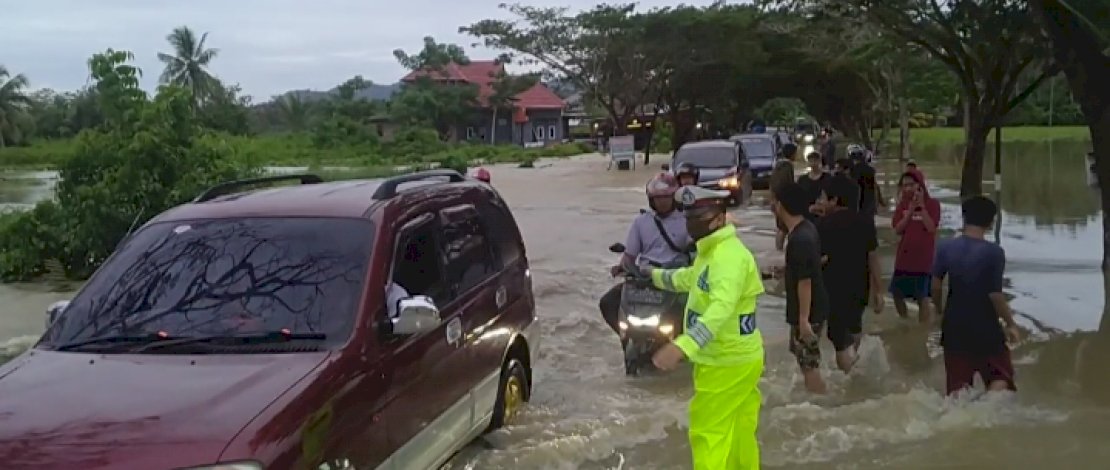 Banjir di Luwu, Puluhan Kendaraan Antri Melintas di Jalan Trans Sulawesi  