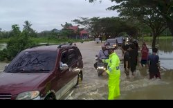Banjir di Luwu, Puluhan Kendaraan Antri Melintas di Jalan Trans Sulawesi  