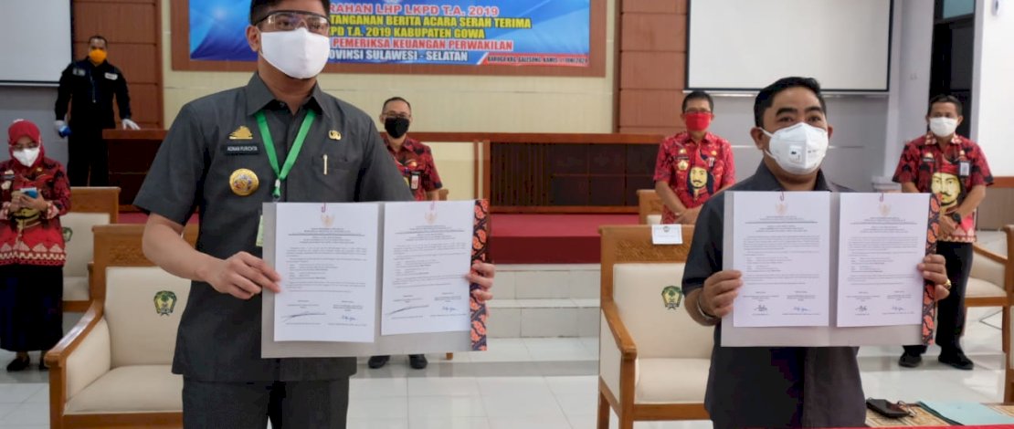 Bupati Gowa, Adnan Purichta Ichsan saat menerima LHP LKPD TA 2019.