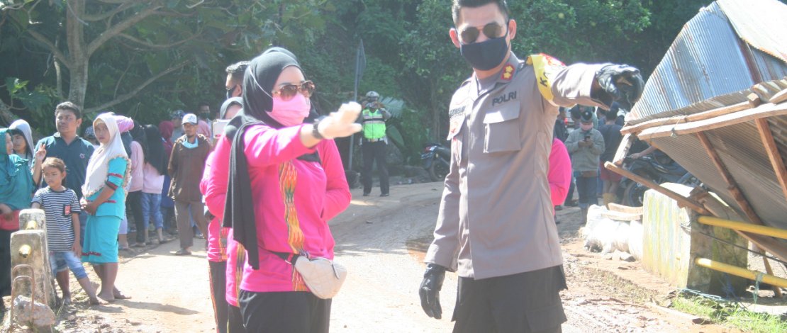 Bhayangkari Jeneponto Salurkan Bantuan Korban Banjir dan Longsor