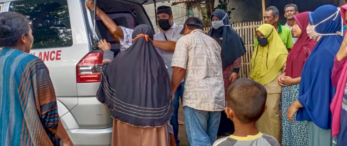 Dinas Kesehatan Pemkab Takalar mengunjungi warga yang sakit.