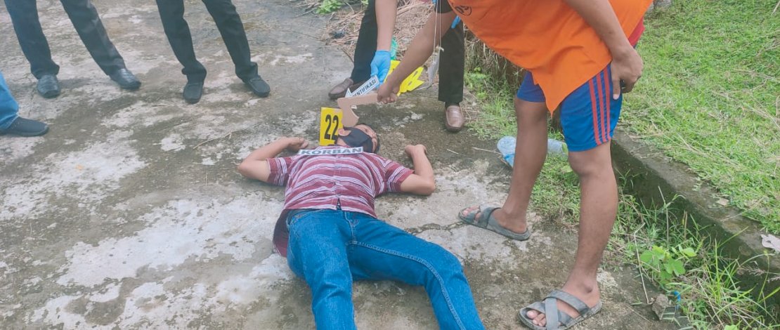 Tersangka memeragakan saat membunuh korban.