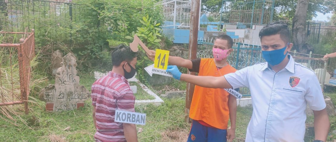 Tersangka memeragakan saat membunuh korban.