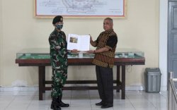 Universitas Musamus Terima Buku Kayra Panglima Kostrad