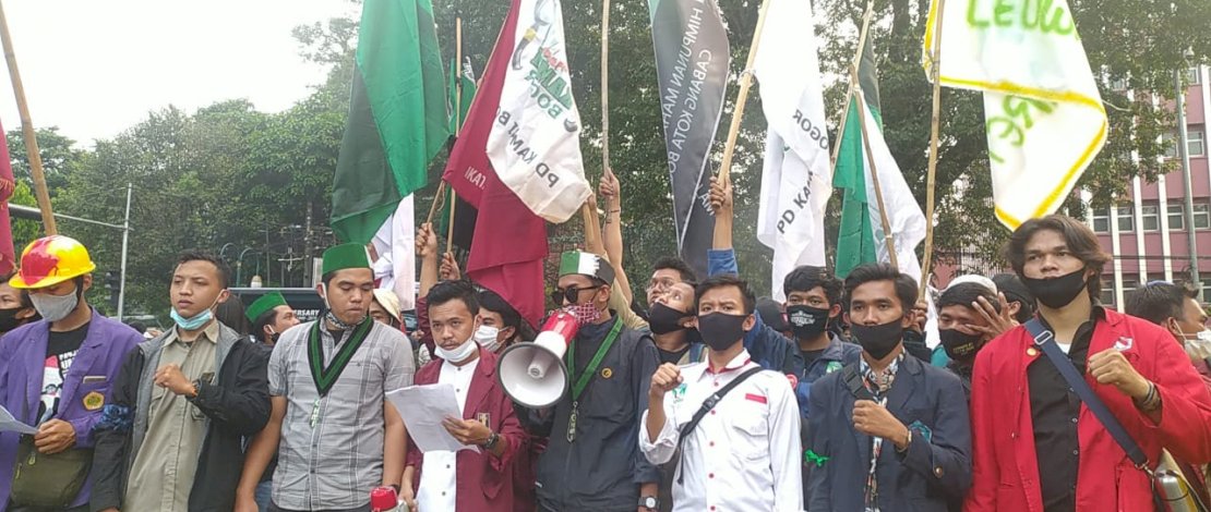Demo Aliansi Mahasiswa se-Bogor Raya di depan Istana Bogor.