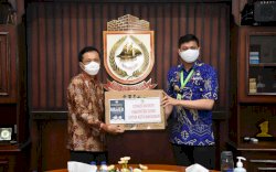 Bupati Gowa Serahkan 150 Ribu Masker kepada Pj Wali Kota Makassar