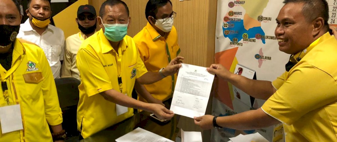 Hamka B Kady saat mengembalikan formulir pendaftaran.