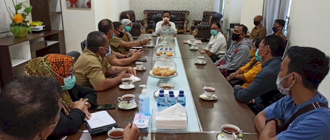 Pj Wali Kota saat menerima pedagang Losari.