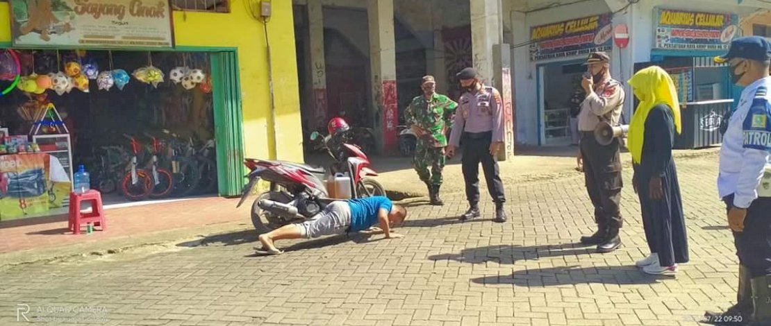 Peraturan Wajib Pake Masker Belum Terbit, Warga Sinjai Sudah Disanksi Push Up Peraturan Wajib Pake Masker Belum Terbit, Warga Sinjai Sudah Disanksi Push Up