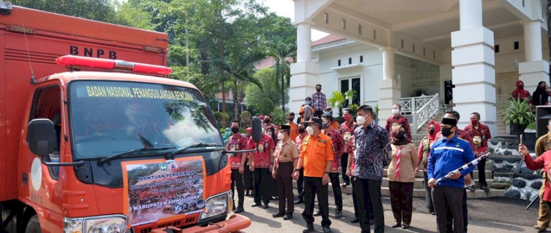 Bupati Gowa, Adnan Purichta Ichsan, melepas bantuan ke Masamba, Luwu Utara.