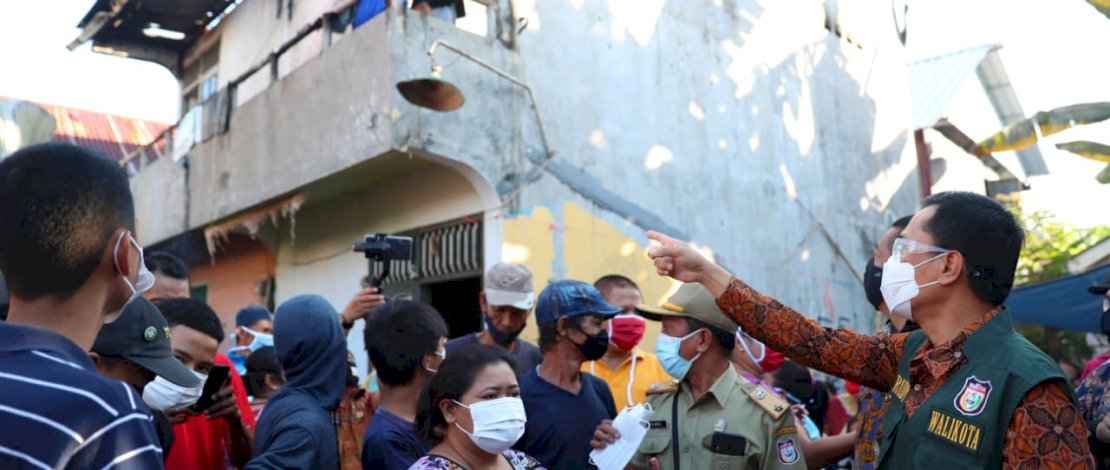 Pj Wali Kota Makassar saat mengunjungi korban kebakaran di Kampung Hollywood.