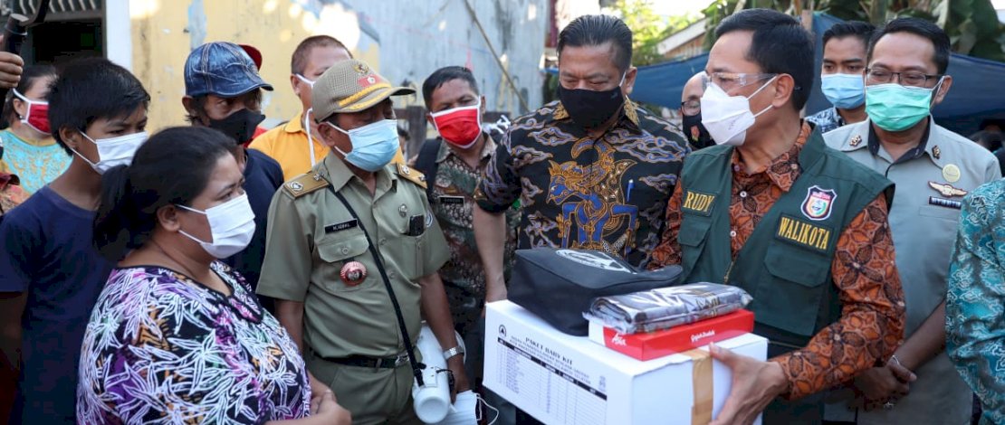 Pj Wali Kota Makassar saat mengunjungi korban kebakaran di Kampung Hollywood.