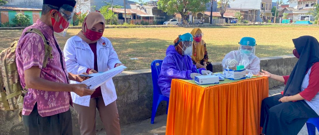 Lakukan Coklit Data Pemilih, KPU Makassar Jamin Petugasnya Bebas Covid-19 Lakukan Coklit Data Pemilih, KPU Makassar Jamin Petugasnya Bebas Covid-19