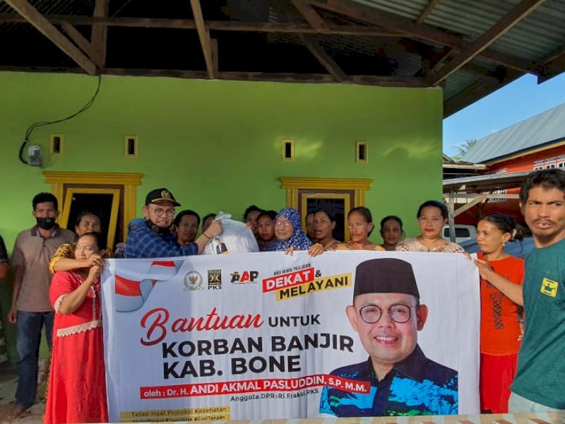 Andi Akmal Pasluddin Kunjungi Korban Banjir di Kecamatan Cenrana Bone