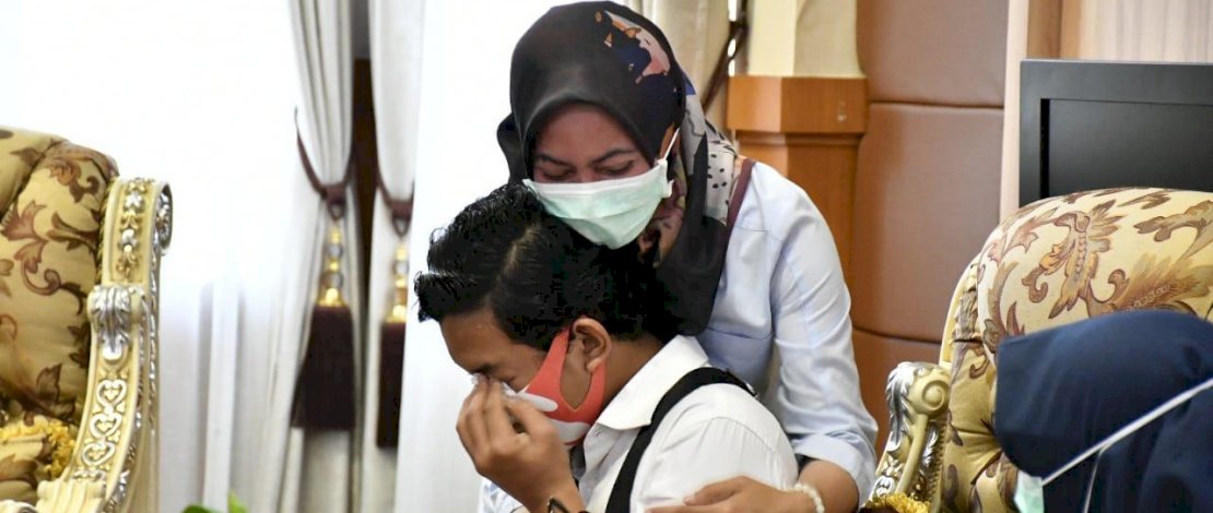 Detik-detik Indah Menangis Saat Terima Donasi dari Forum Anak Barru