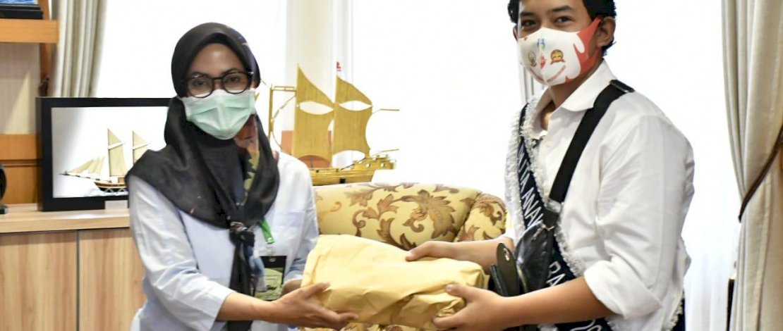 Detik-detik Indah Menangis Saat Terima Donasi dari Forum Anak Barru