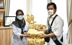 Detik-detik Indah Menangis Saat Terima Donasi dari Forum Anak Barru