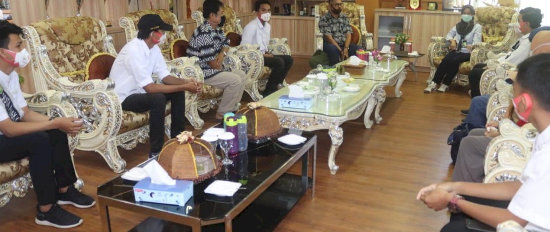 Detik-detik Indah Menangis Saat Terima Donasi dari Forum Anak Barru