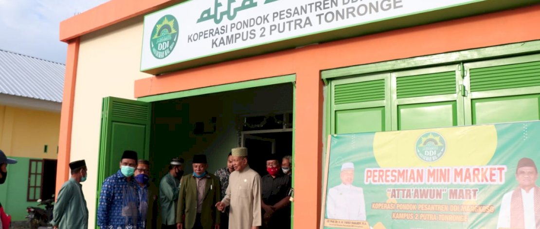 Bupati Barru, H Suardi Saleh saat meresmikan minimarket di DDI Mangkoso.