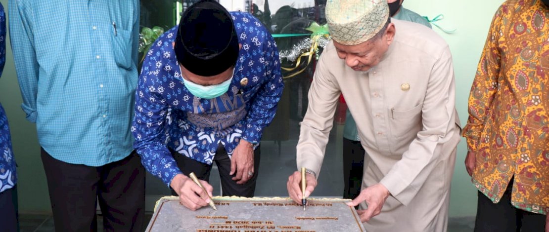 Bupati Barru, H Suardi Saleh saat meresmikan minimarket di DDI Mangkoso.