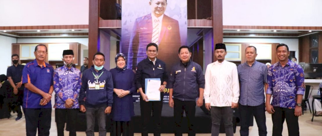 Suardi Saleh saat menerima rekomendasi B1-KWK dari Partai Nasdem.