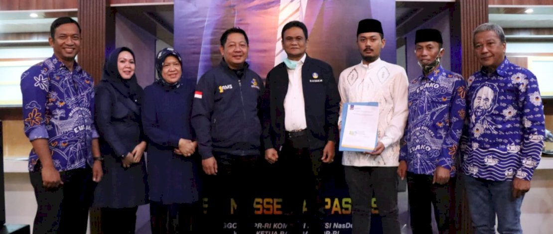 Suardi Saleh saat menerima rekomendasi B1-KWK dari Partai Nasdem.