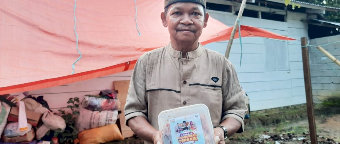 Ekspresi pengungsi saat menerima daging kurban dari ACT.